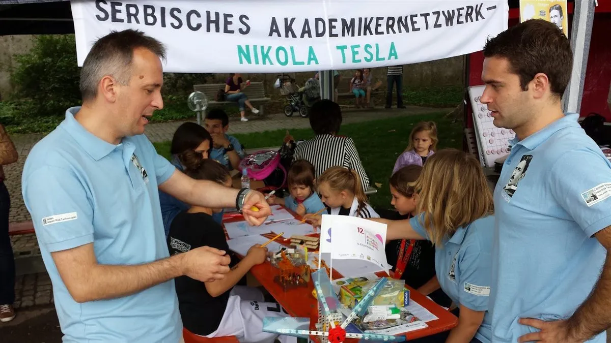 Das SAM-NT-Team mit Kindern am Stand auf dem Kinder- und Jugendfestival 2014