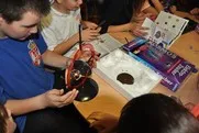 Kinder beim Experimentieren im Workshop der Mobilen Denkfabrik