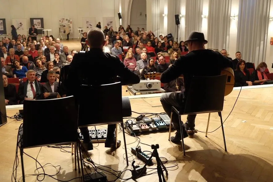 Gitarrenduo vor vollem Saal