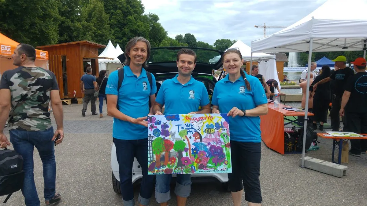 SAM-NT-Team mit dem gemeinsam gemalten Tesla-Bild, Kinder- und Jugendfestival 2017