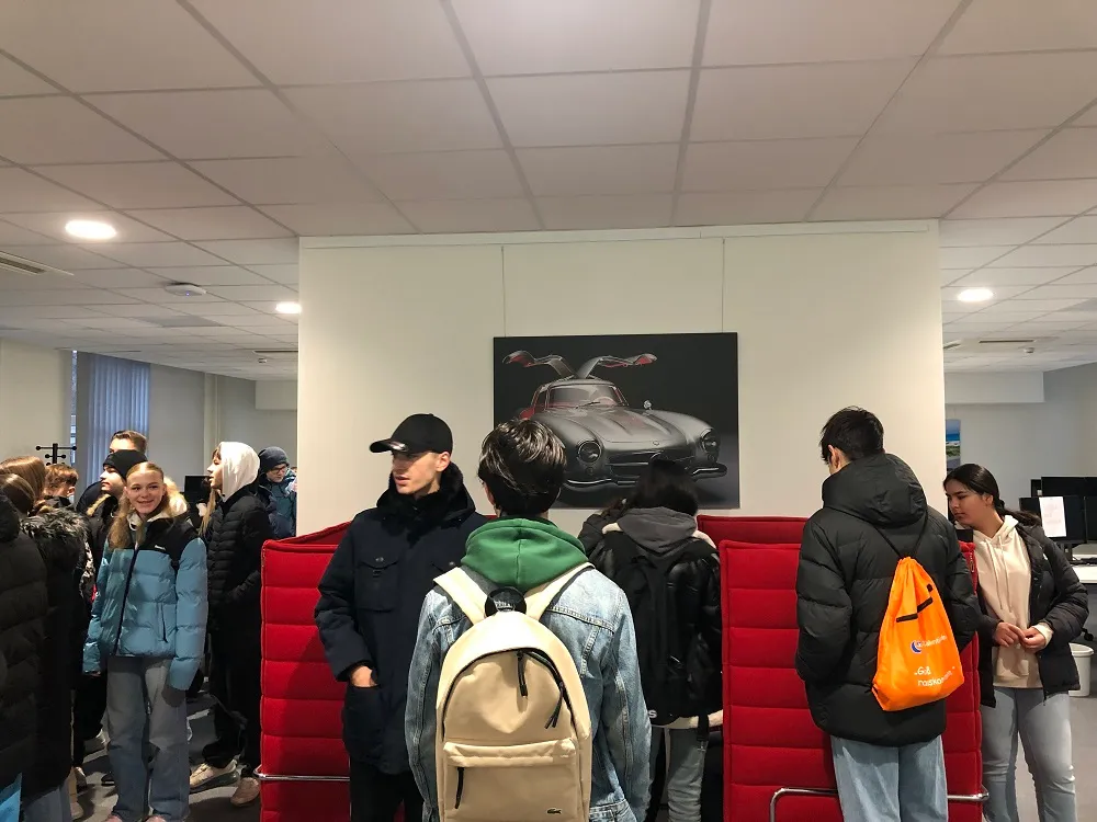 Schülerinnen und Schüler beim Besuch im Mercedes-Benz-Standort Stuttgart-Wangen, Dezember 2023