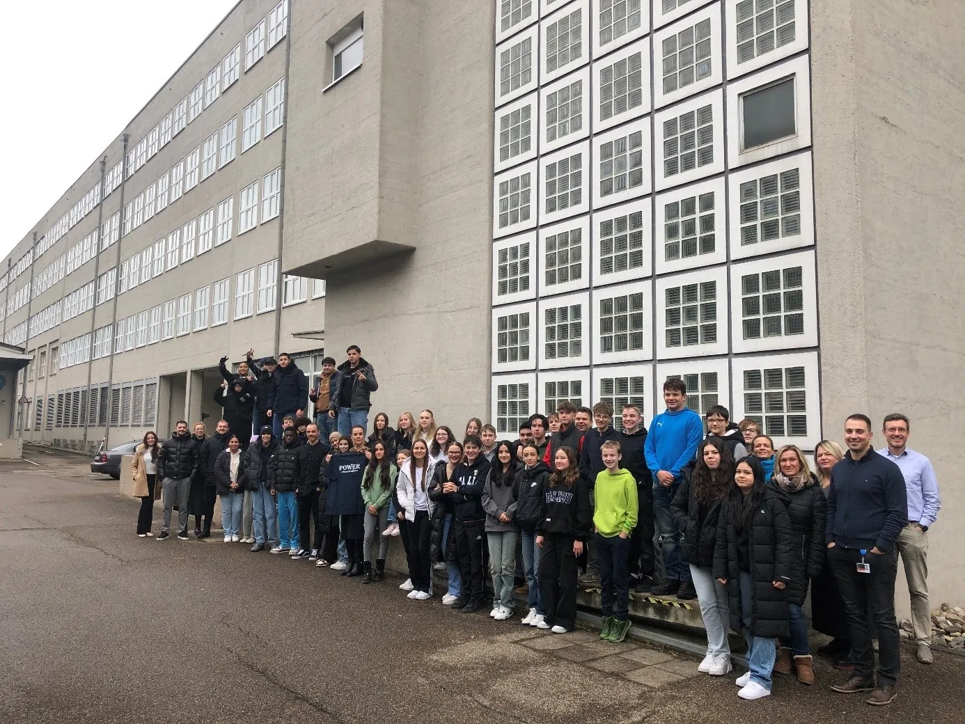 Schülerinnen und Schüler bei Mercedes-Benz in Stuttgart-Wangen, Dezember 2023