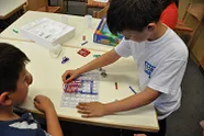 Kinder im Workshop „Wie kommen Satelliten in den Orbit?“