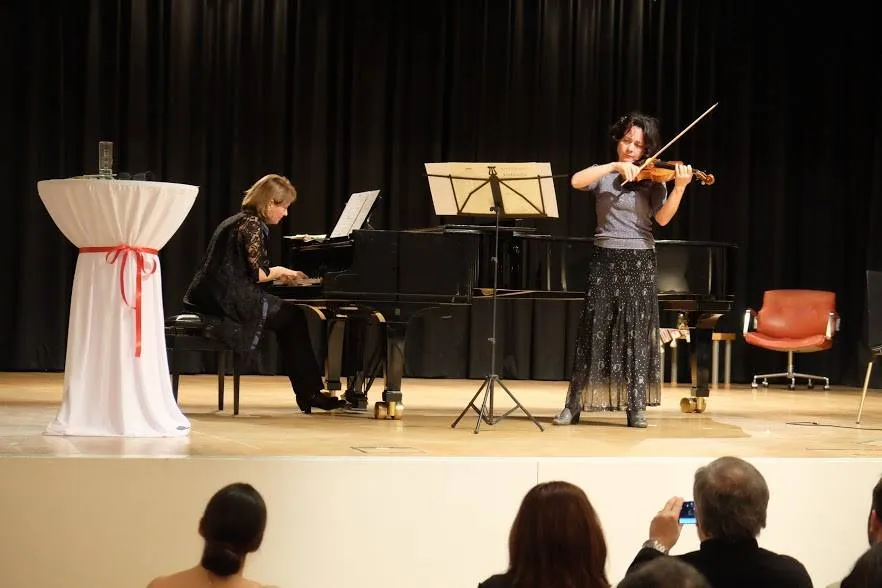 Violine und Klavier auf der Bühne