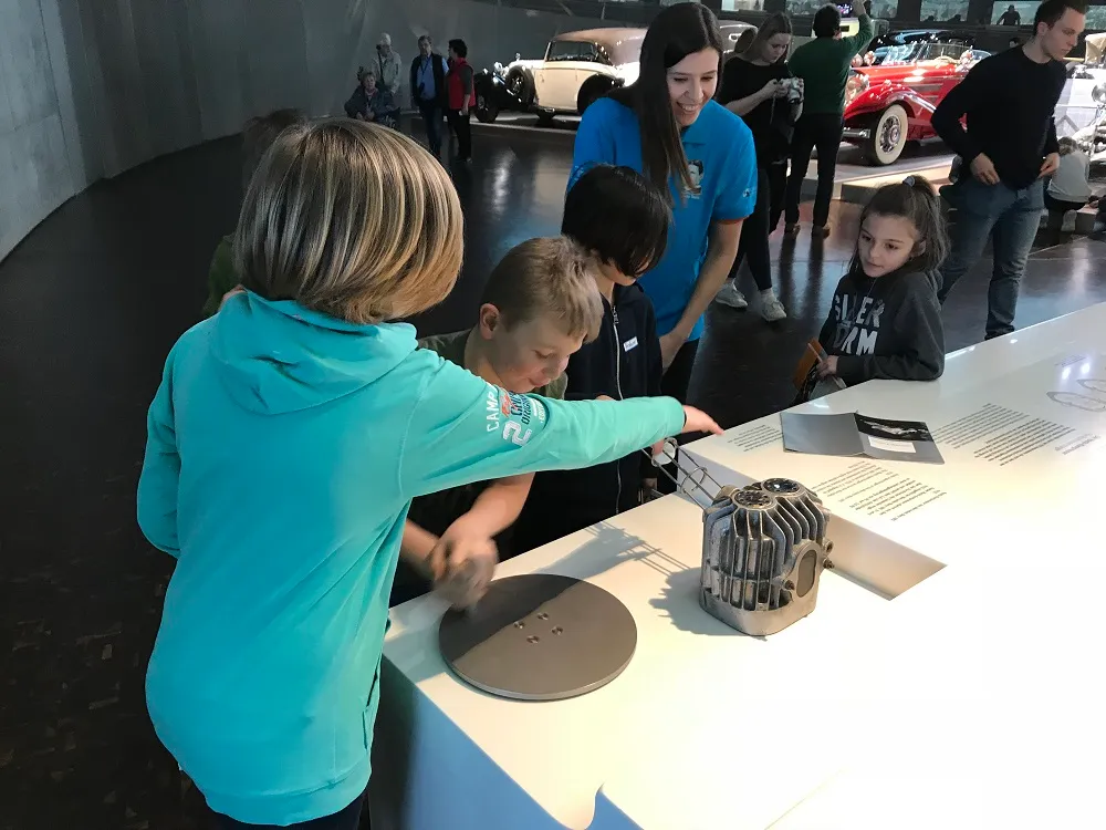 Kinder bei der Museumsrallye im Mercedes-Benz Museum